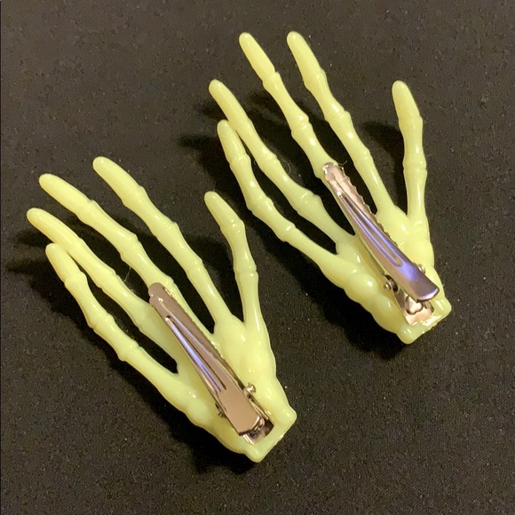 1 pair of skeletal hands hair clips - Picture 2 of 6